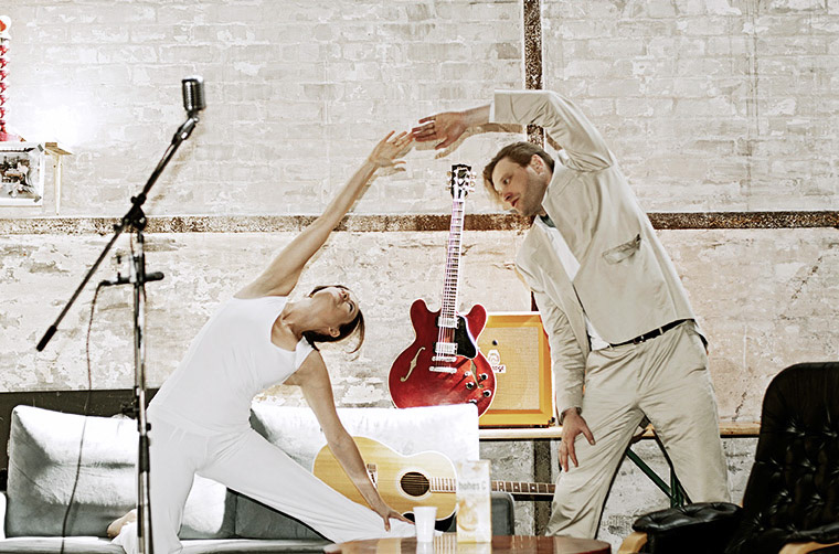 2 personen machen yoga