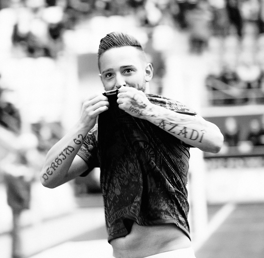 deniz naki, fußballer. küsst das trikot nach einem tor. sw