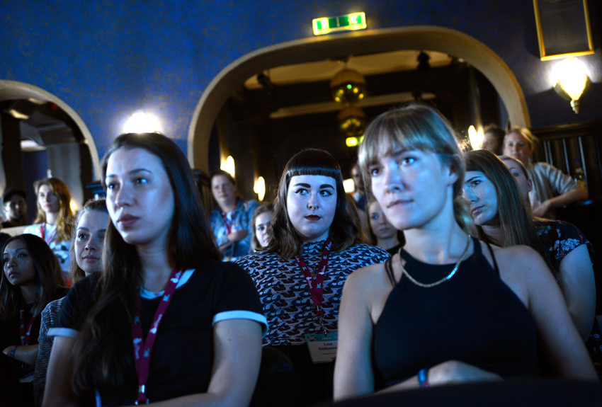 Publikum hört konzentriert zu