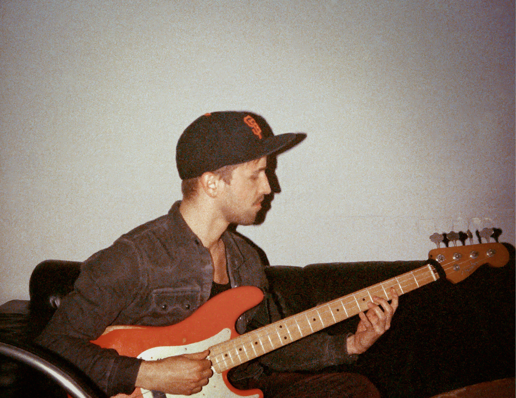 mann am basse, von der seite