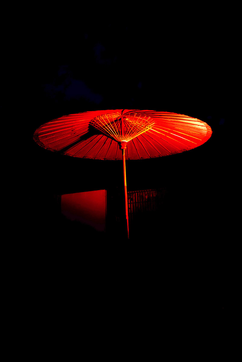 orange beleuchteter schirm in der nacht