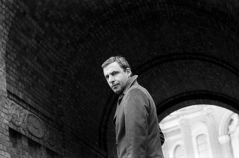 musikerportrait bandfoto. analog. rocko schamoni. künstler und sänger