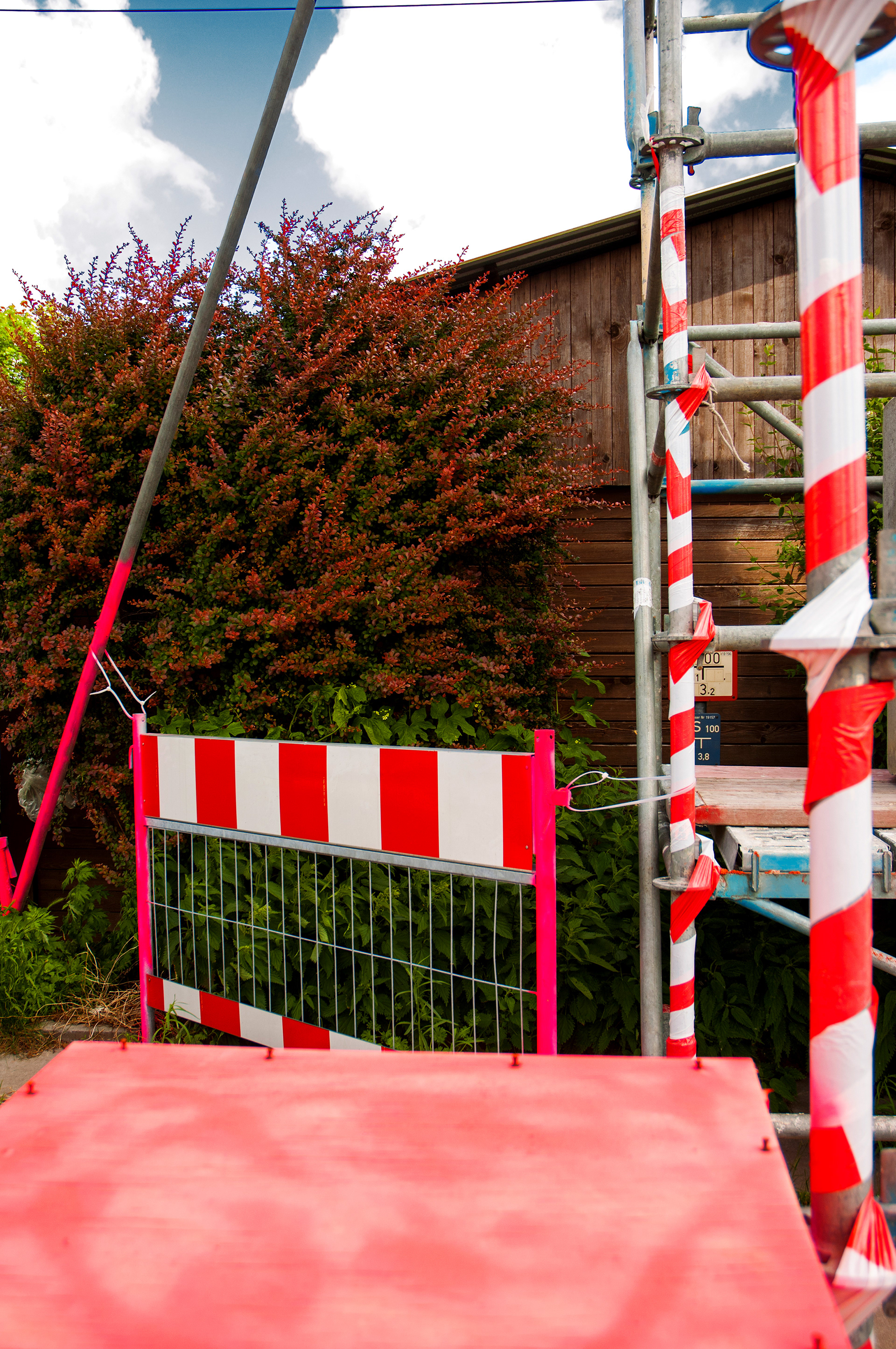 urbane baustelle. kleingarten mit pinken baustellenzaun. künstlerisch