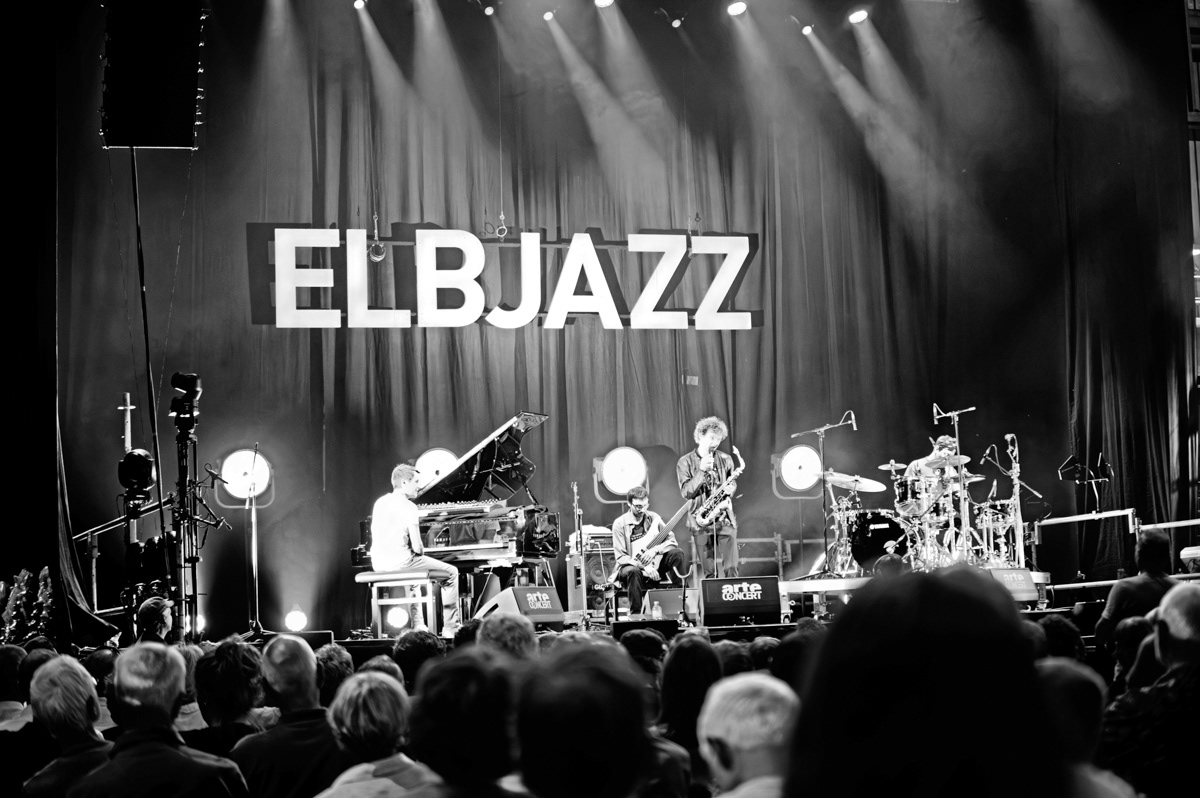elbjazz. black & wihite picture of the audience. also jazz musician jakob manz on stage