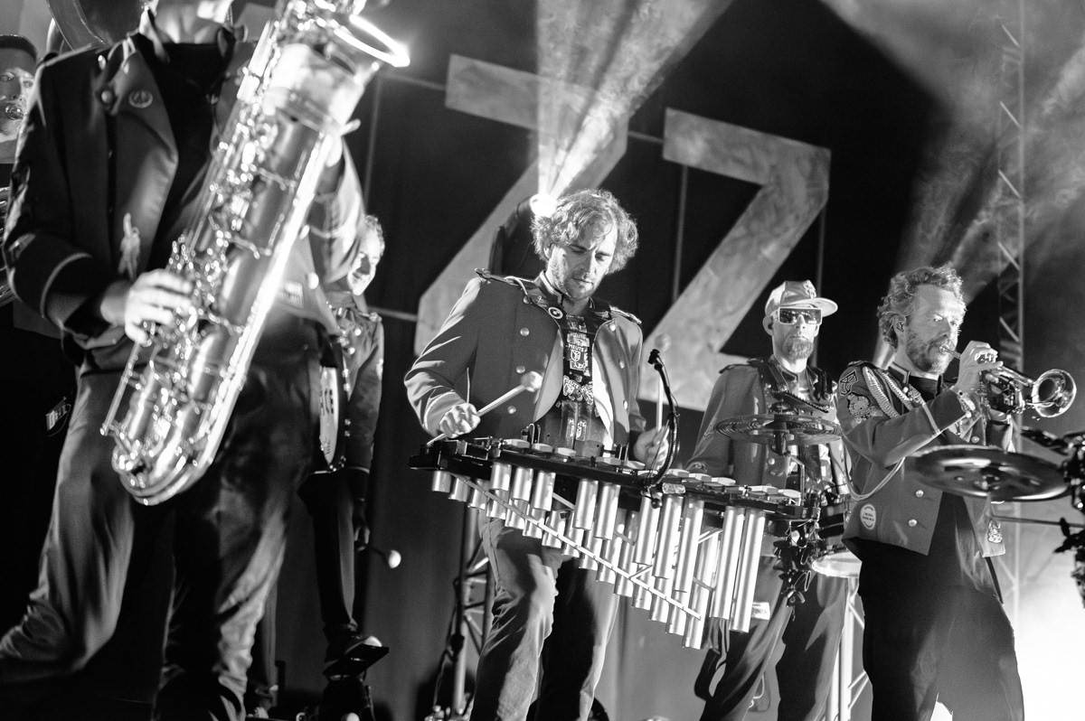 bw picture of a part of meute techno march band playing a concert