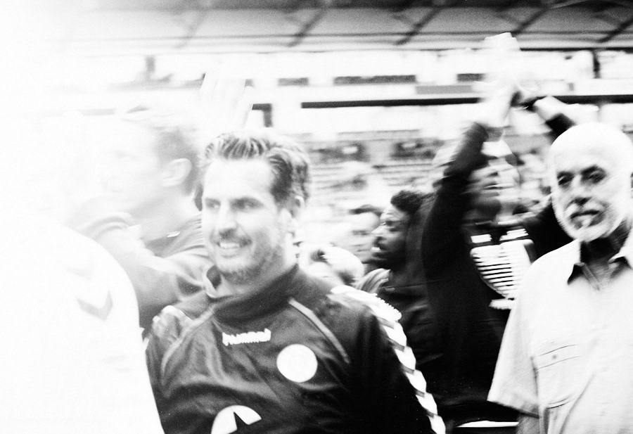 st pauli spieler verlassen fröhlich den platz. sw. millerntor, fc st pauli