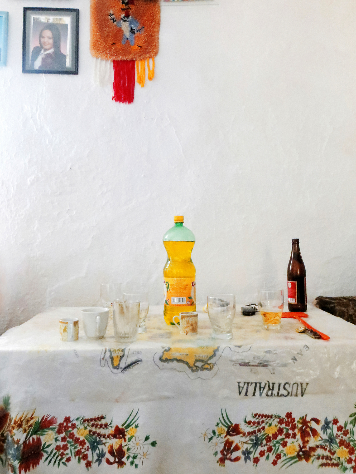 tisch mit flasche und gläsern kräftige farben im balkan stil