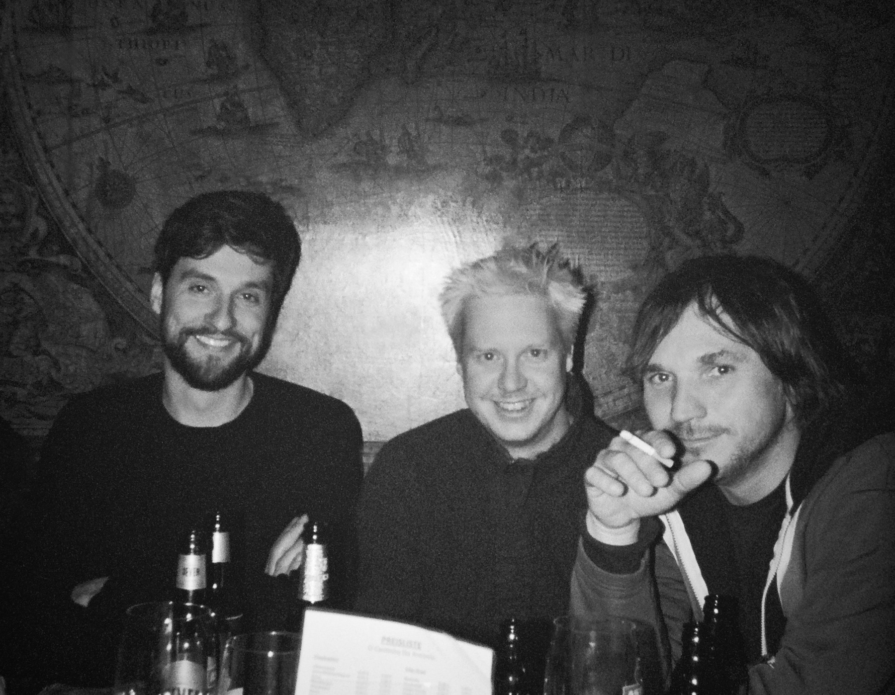 3 männer in einer kneipe am tisch