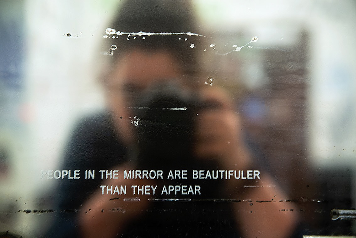 spiegelfoto mit kunstwerk