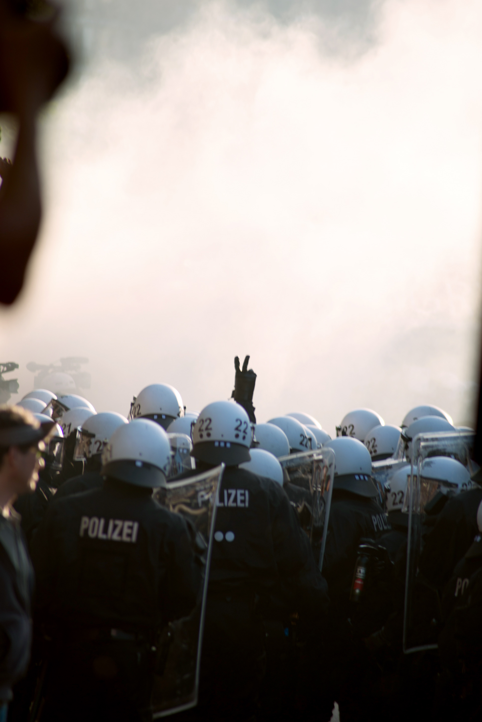 Polizei im Einsatz, Hand mit 2 gestreckten Fingern