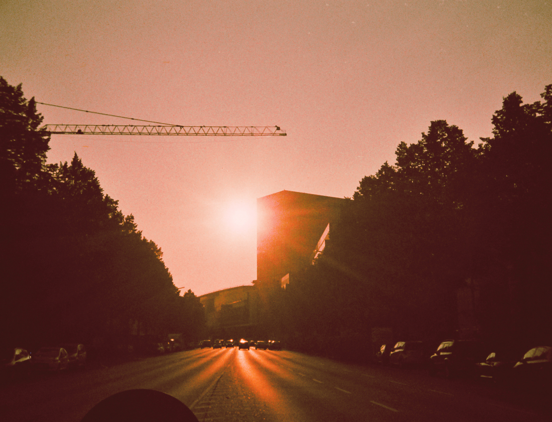 ludwig erhard straße hamburg im sonnenuntergang. leer. oben ist ein kran zu sehen