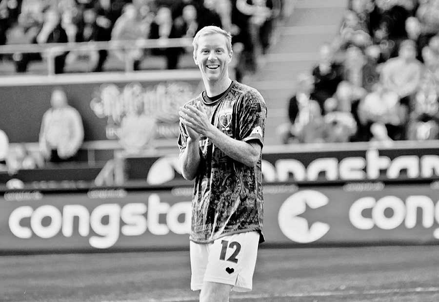 marius ebbers, fußballer. sieht fröhlich in die kamera