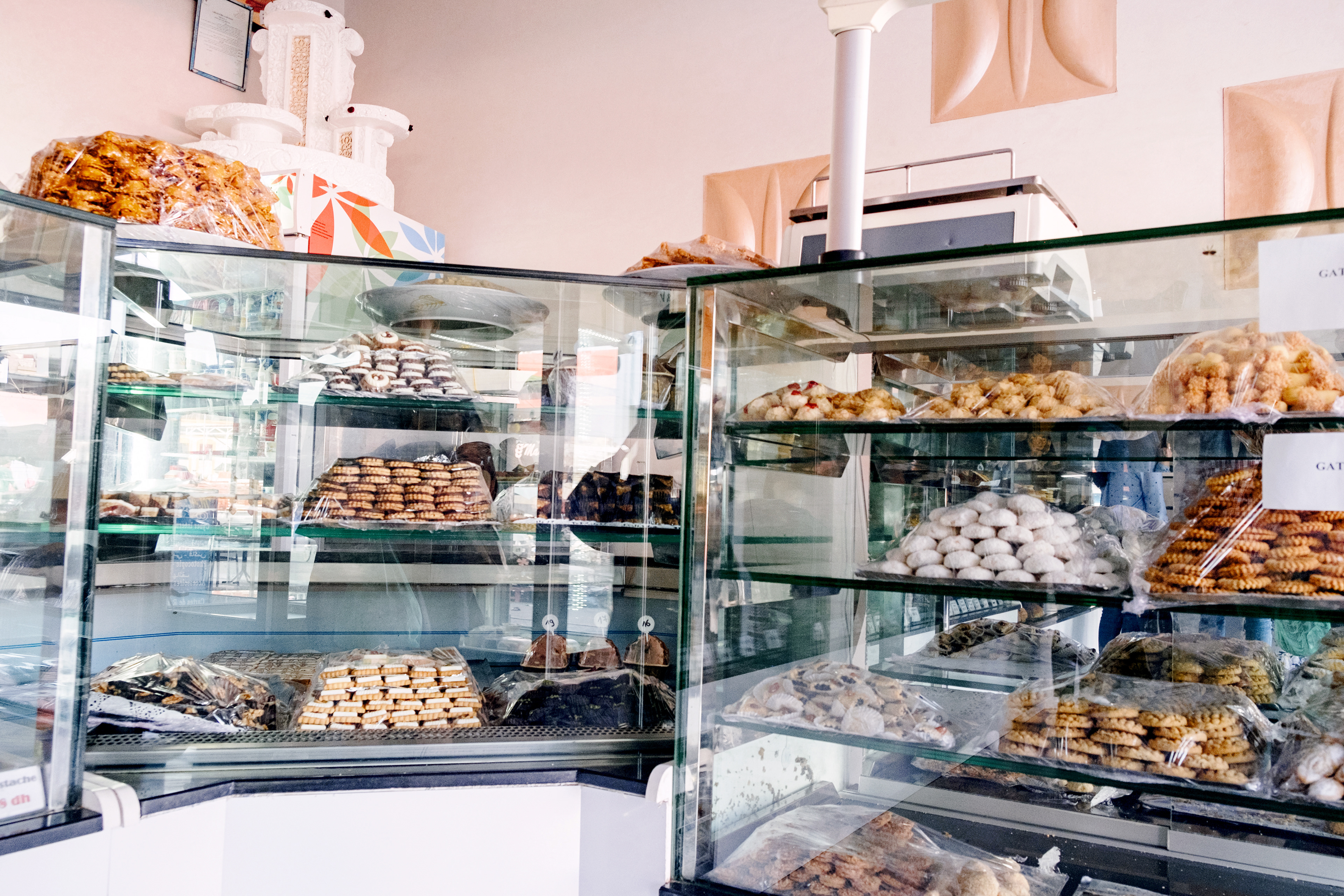 süßwarenladen in agadir. glasvitrine mit gebäck in pastelltönen