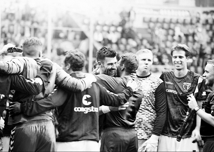 manschaft umarmt fabian boll nach seinem abschiedsspiel. sw