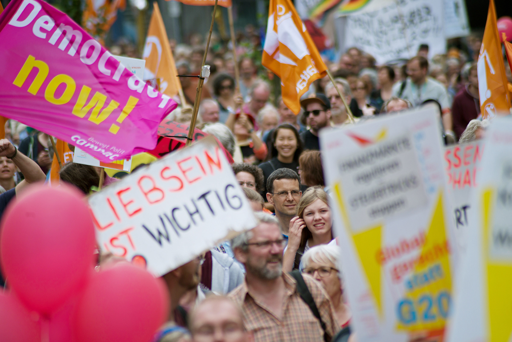 Abschlussveranstaltung Demo, Menge Banner Liebsein ist wichtig