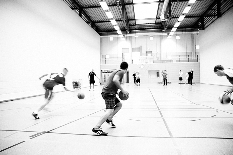 sw foto. schüler in einer turnhalle beim aufwärmen.