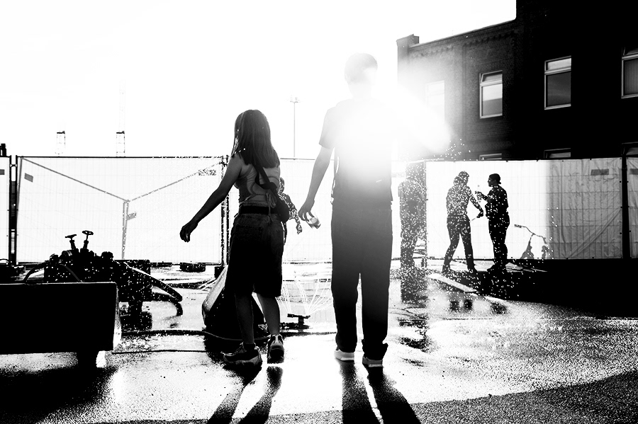 elbjazz mood. black and white picture, silhouettes of two people in the sun