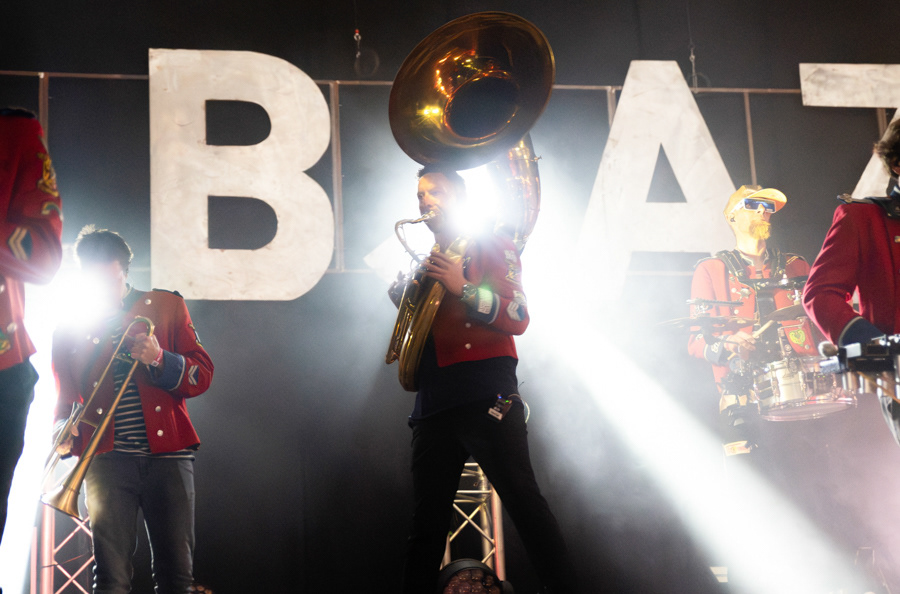 ein bläser auf der bühne. von hinten von licht durchflutet. es ist die band "meute" auf dem elbjazz festival