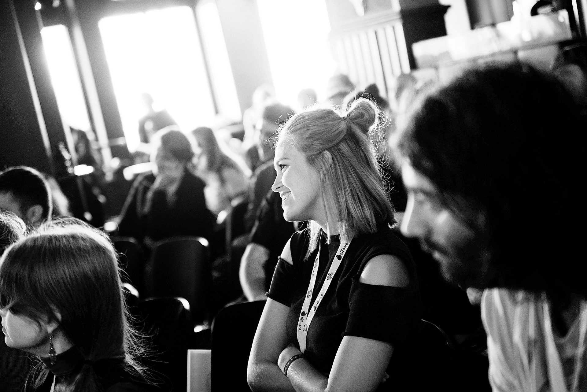 lächelnde Frau im Publikum