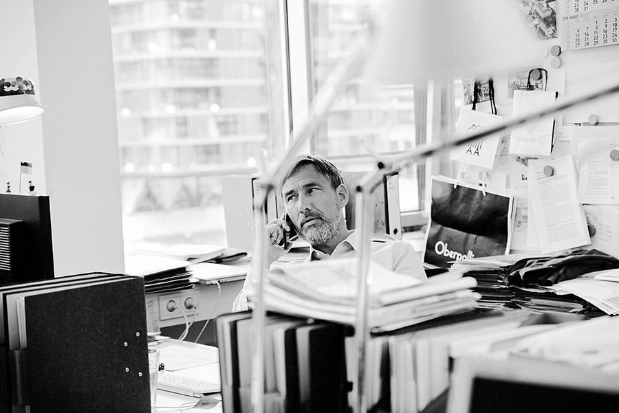 heine-architekten büro szene, mann telefoniert. business foto