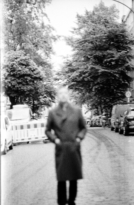 unscharfes sw portrai draußen auf der straße. analo körnig. künstlerportrait rocko schamoni