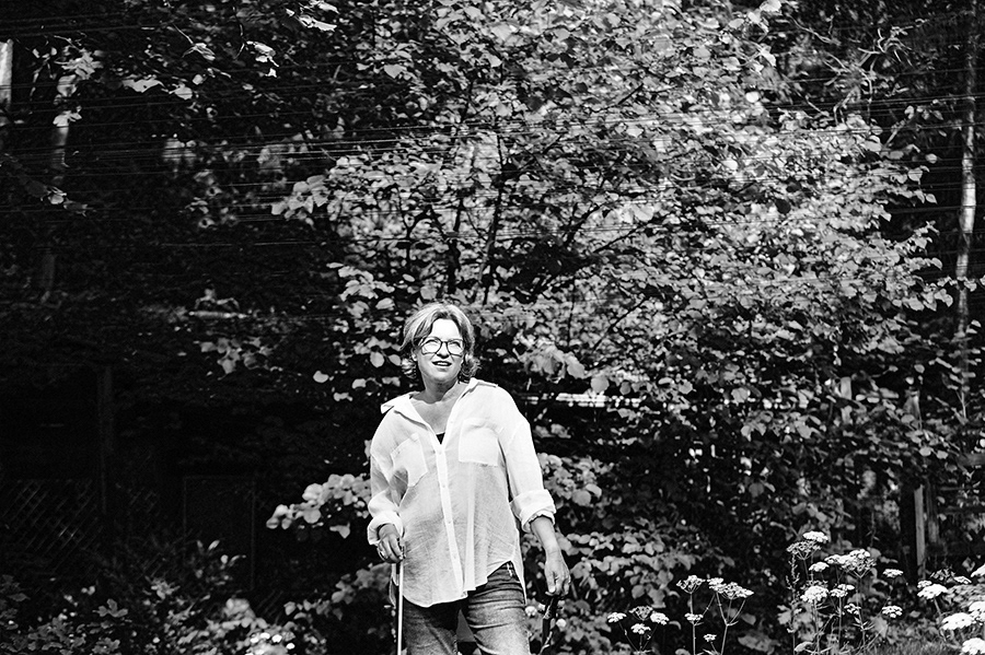 outdoor artis portrait. sw sängerin vim grünen