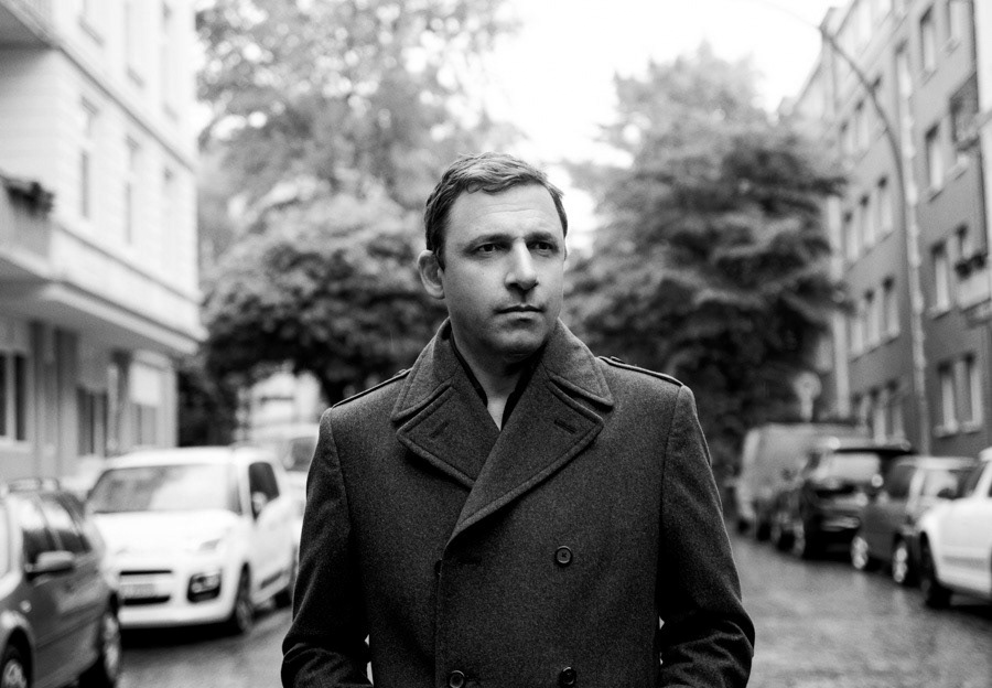 analoges portrait rocko schamoni. musikerfoto autorenportrait hamburg