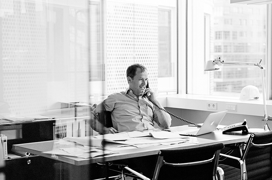 büro szene. mann telefoniert in büro. sw. corporate fotografie