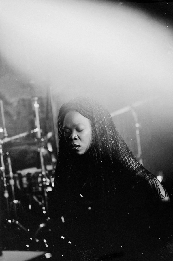 moonlight benjamin life on stage. eyes are closed. very intense athmosphere. live music photography black and white