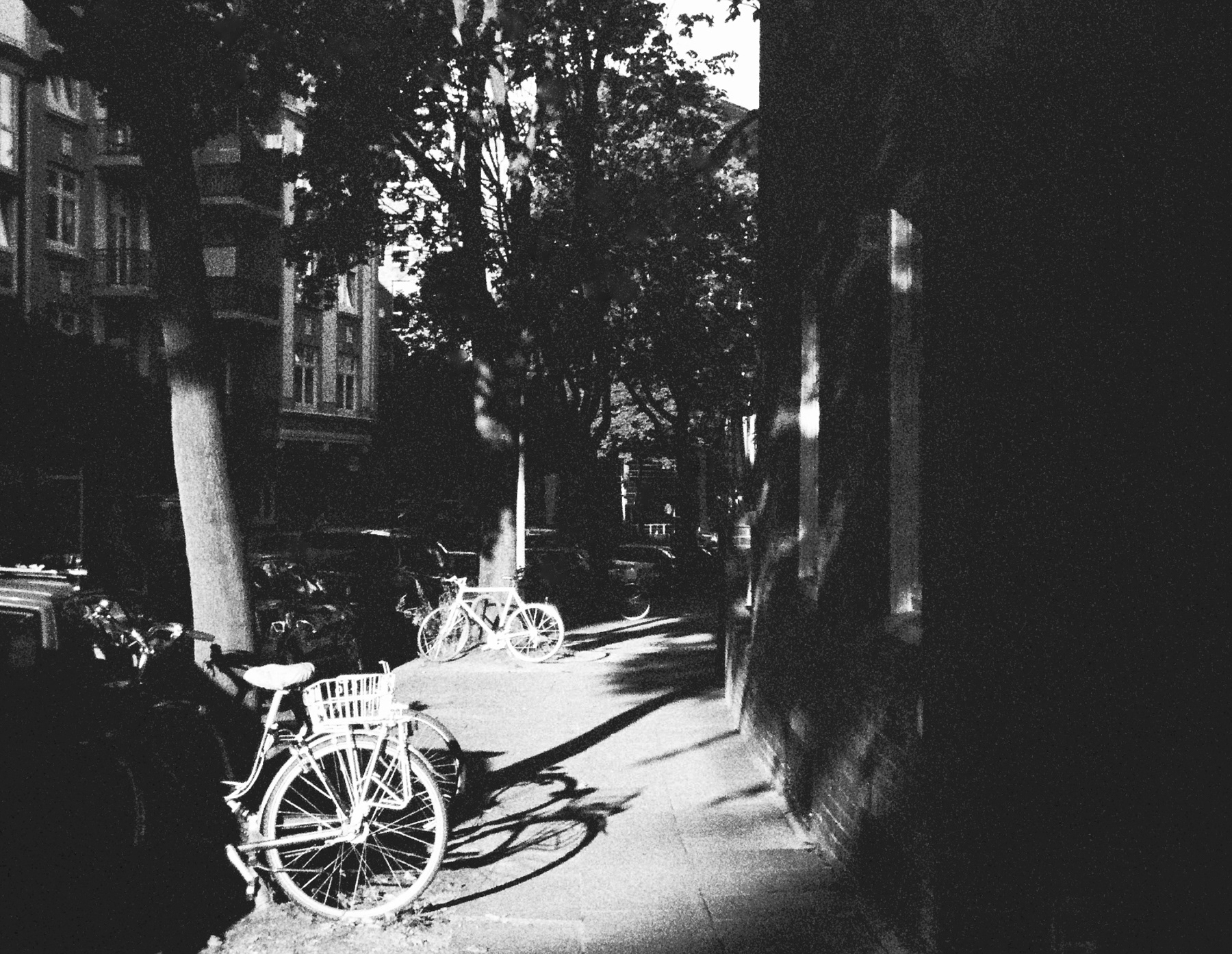 schwarz weiß straßenszene abendlich. urban
