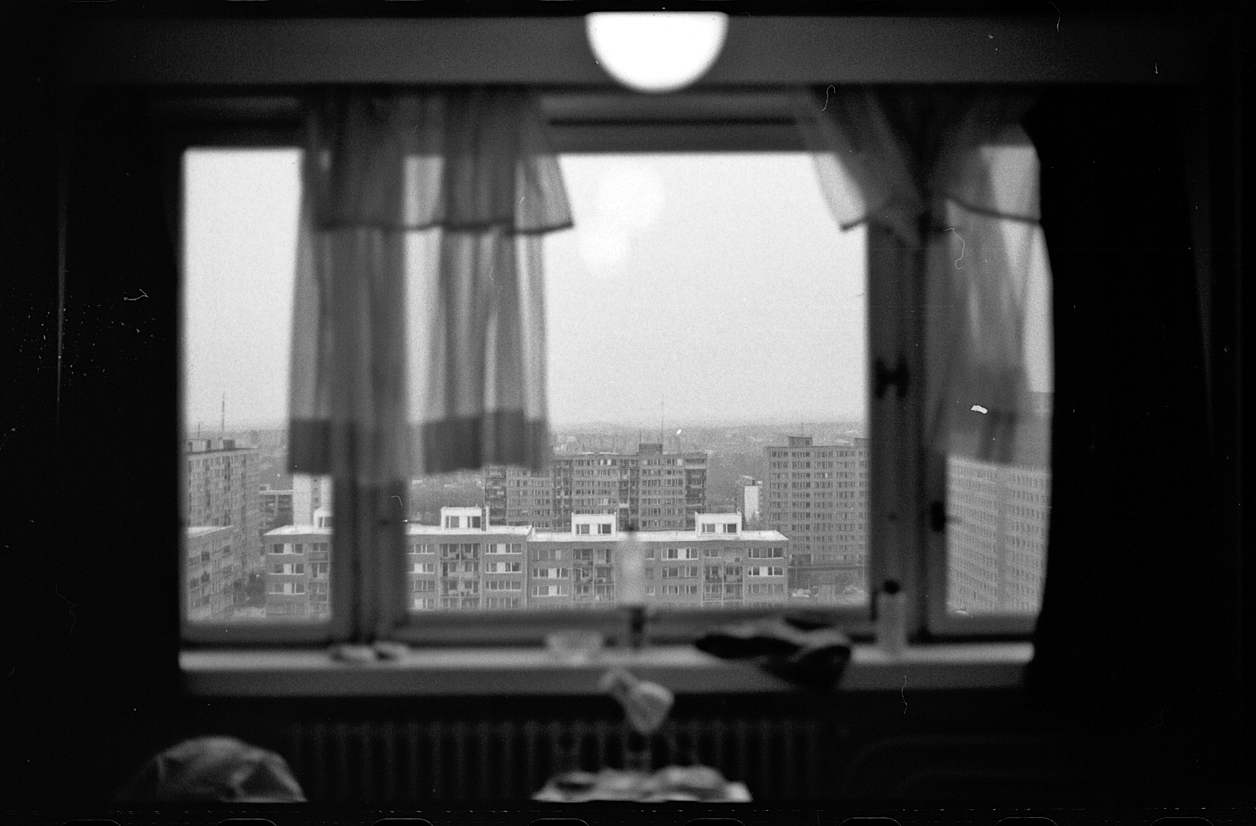 ausblick auf hochhaussiedlung. rerto. sw