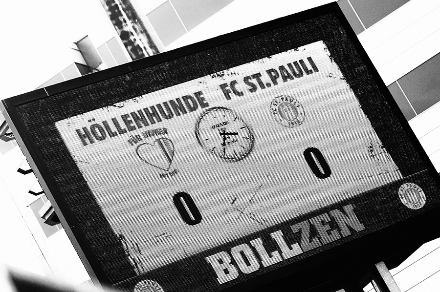 toranzeige millerntor. sw foto null zu null