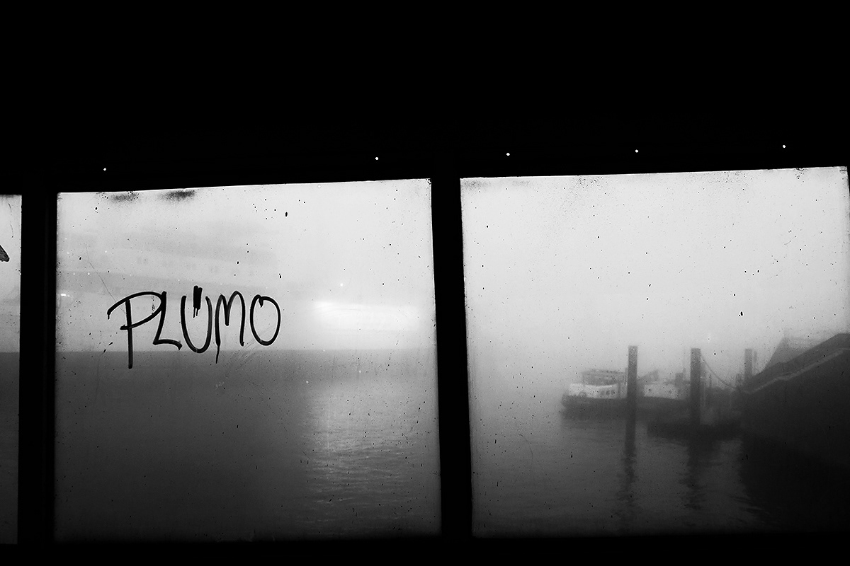 überseebrücke hamburg. nebel foto. ausblick durch ein fenster auf die elbe