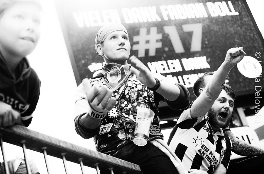 jubelnde fans auf einem zaun im stadion. millerntor. fc sankt pauli. sw