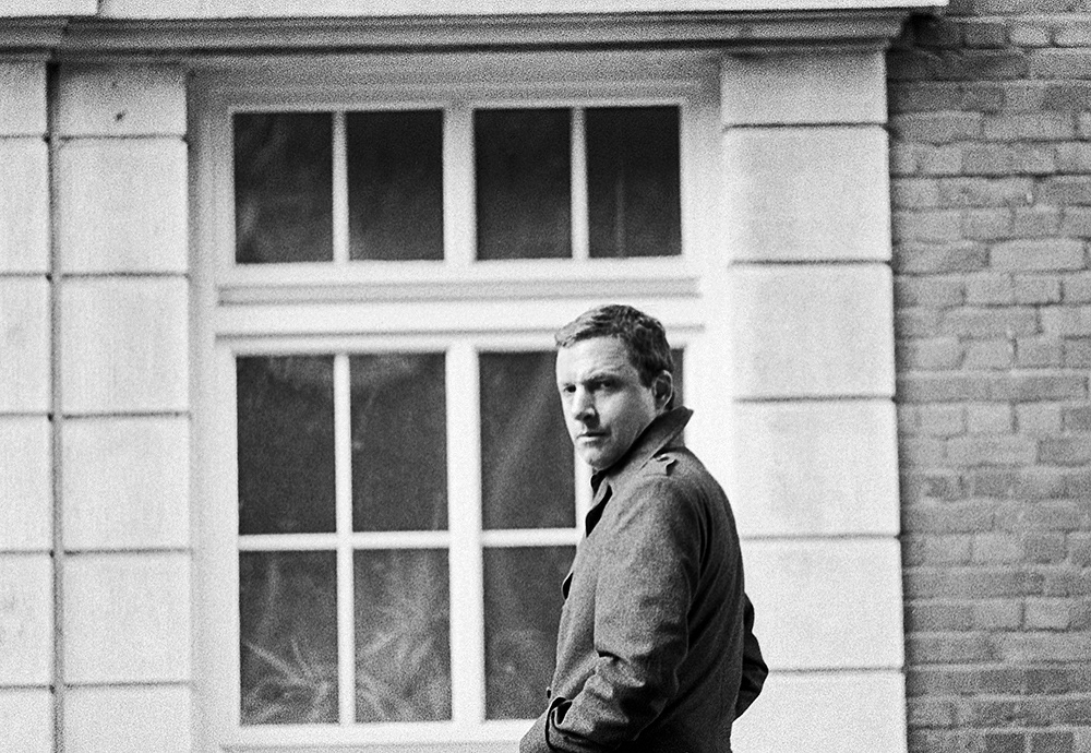 artistportrai. rocko schamon i sw portrait von der seite. analog