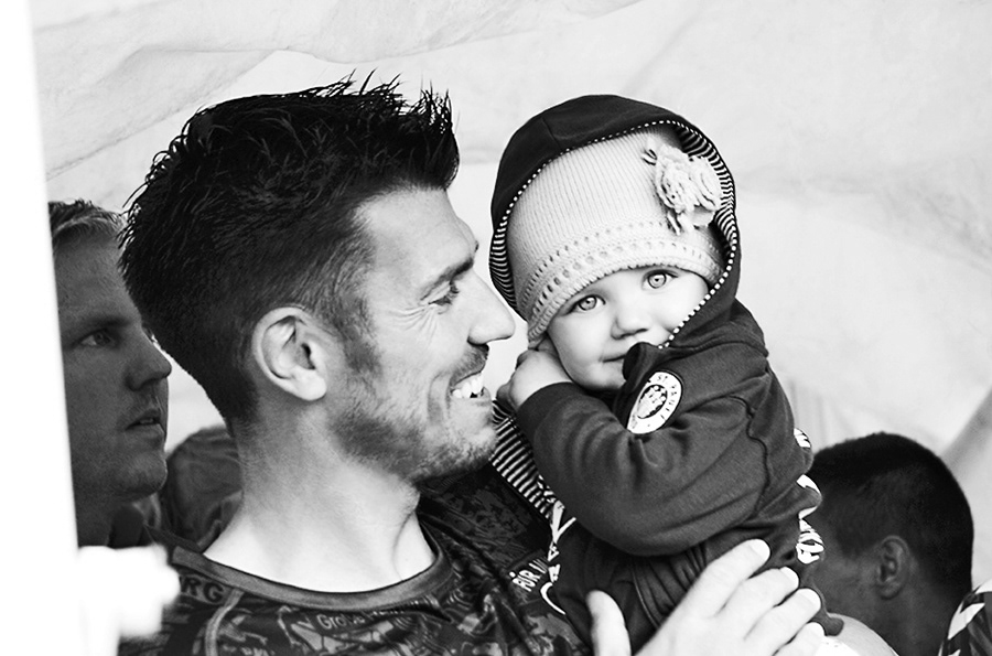 fabian boll fußballer. sieht seine tochter an. sw portrait