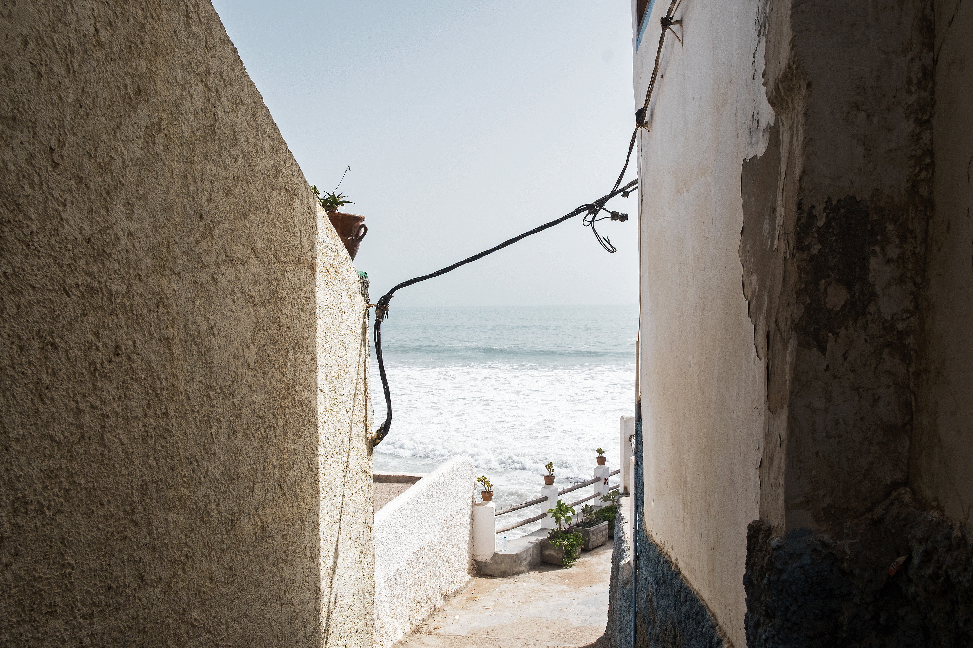 Taghazout Blick durch die Straße auf den Atlantik
