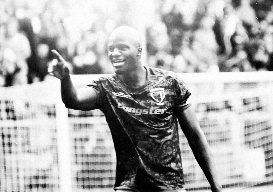 morike sako, fußballer, zeigt lachend auf einen spieler