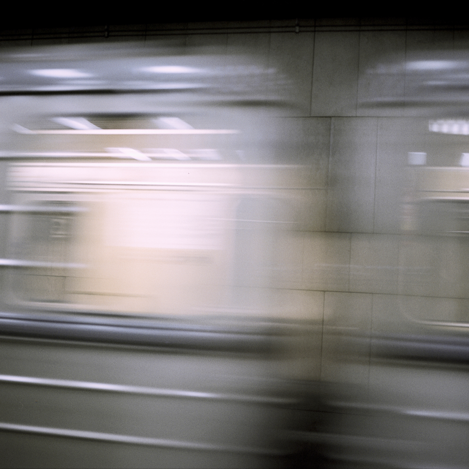prag analog metro bahn fährt vorbei unscharf