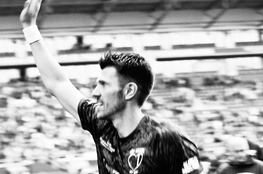 fabian boll verlässt winkend den platz. sw. millerntor