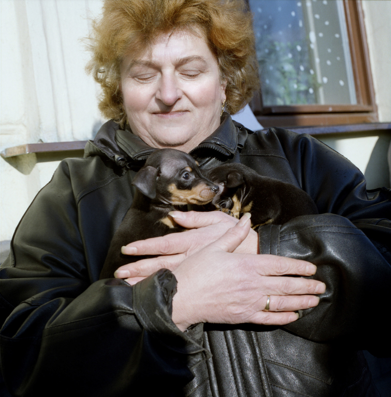 frau hält hund. analoges foto