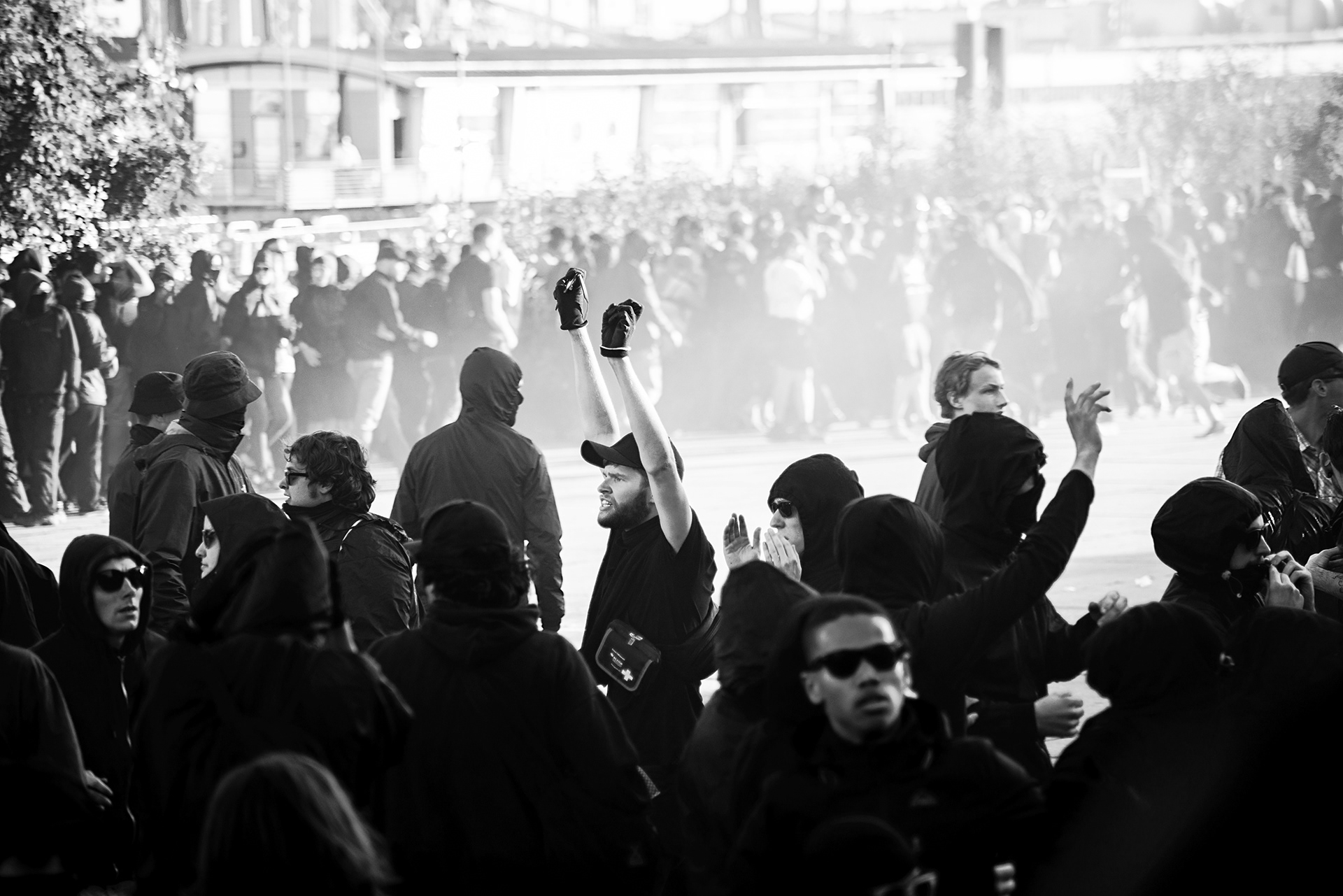 Schwarzer Block, Demonstrant reckt die Hände