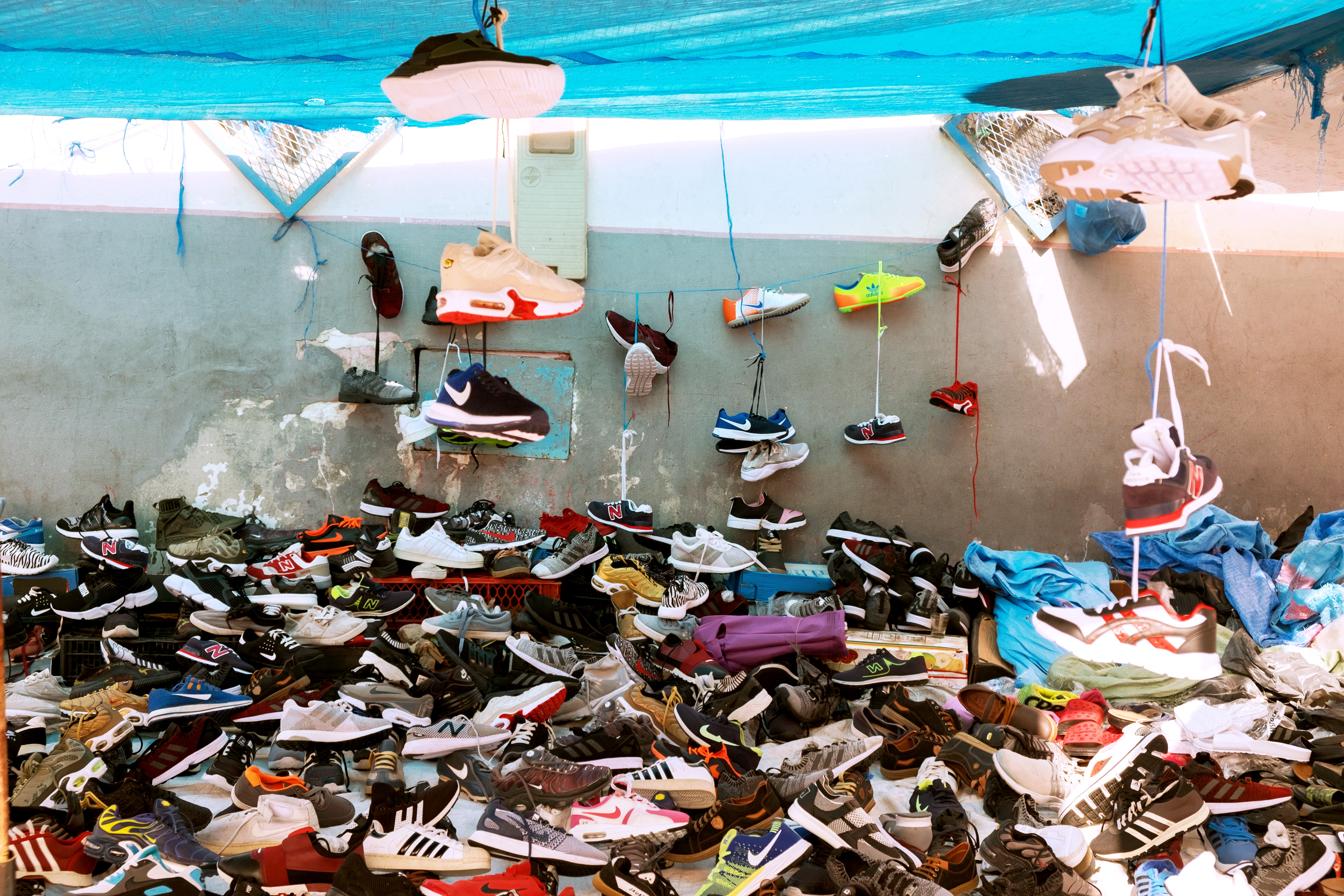 Viele bunte Turnschuhe auf Flohmarkt
