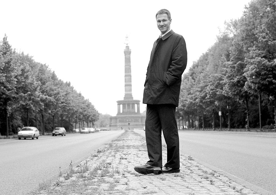 sw foto eines mannes. mittelrsur vor berliner tor