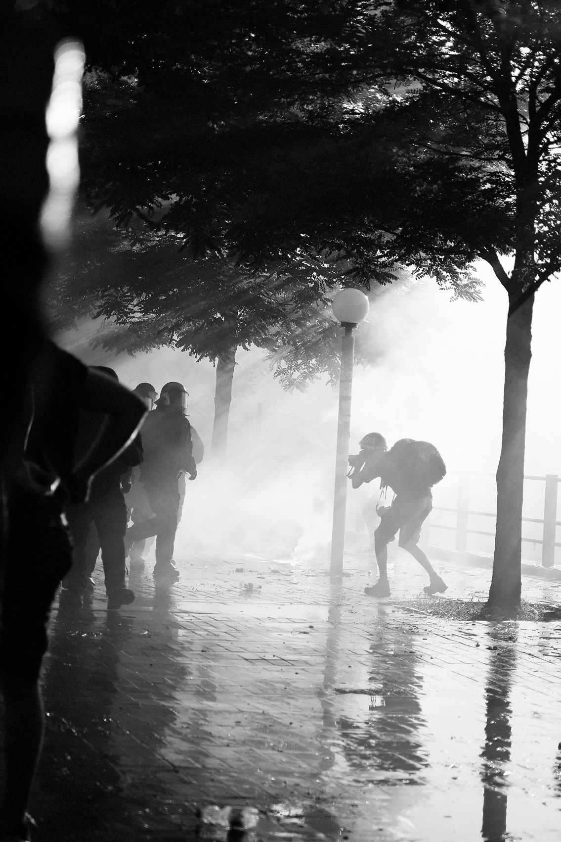 Fotograf im Einsatz, fotografiert Beamte, Gegenlicht