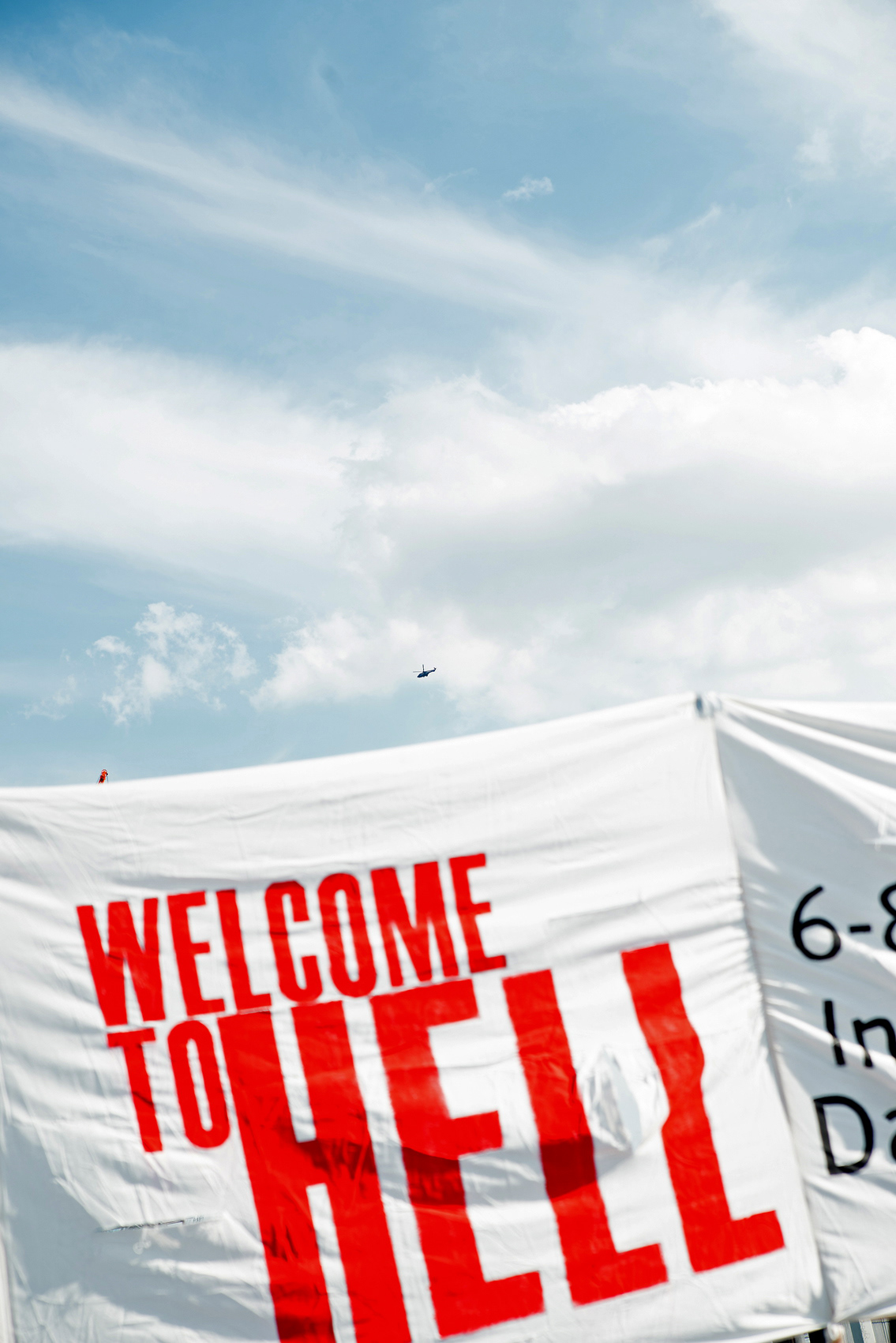 Welcome to hell Demo mit Hubschrauber