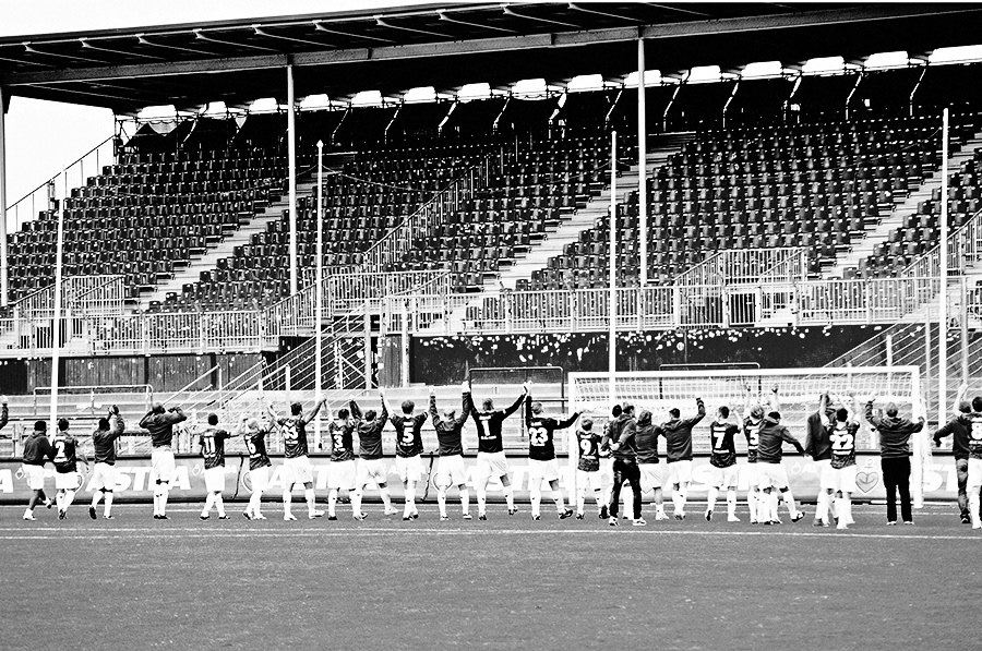 manschaft verbeugt sich vor der leeren nordkurve am millerntor. fc st pauli