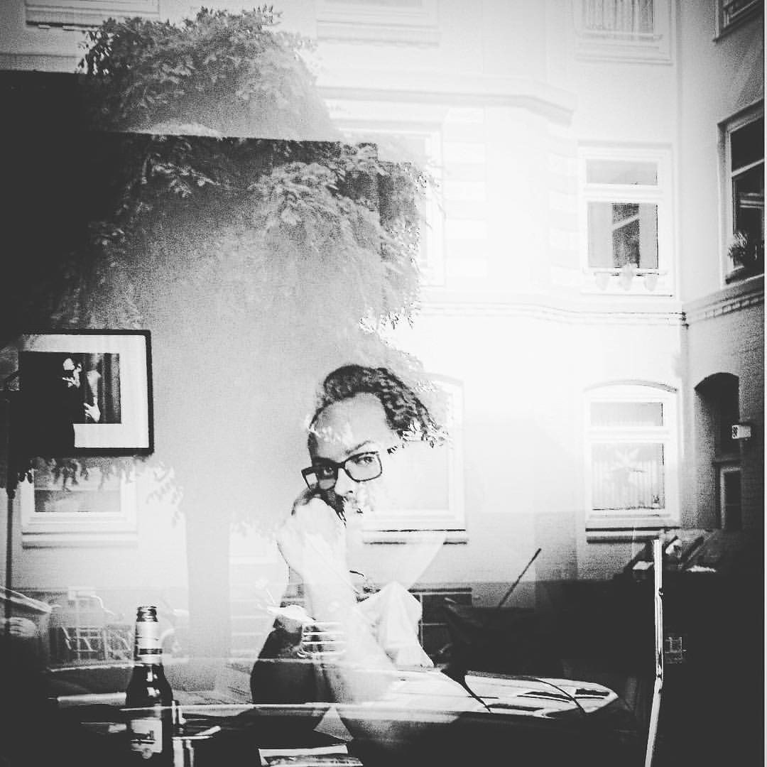 sänger kim frank bei der arbeit durch die scheibe fotografiert sw