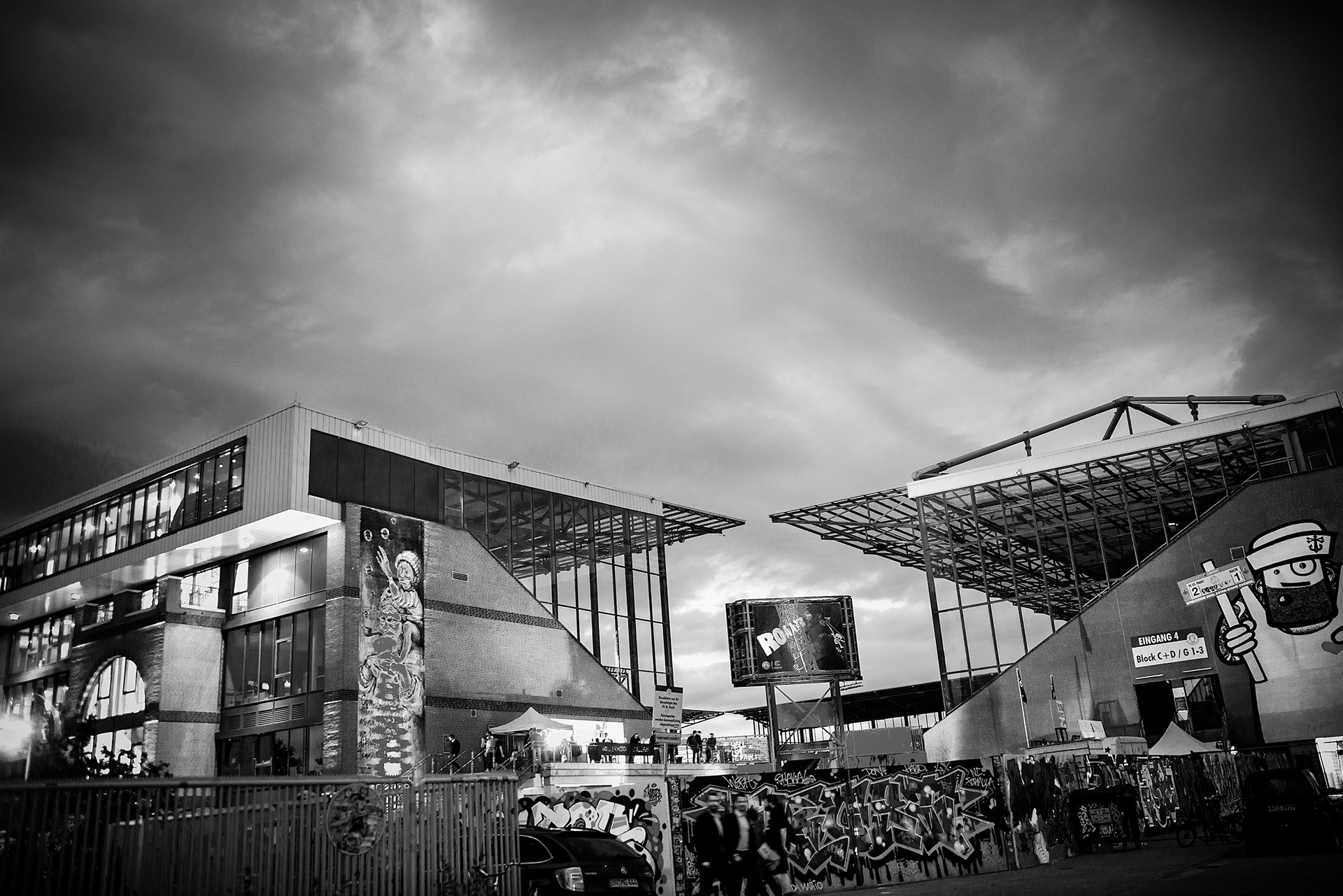 Millerntor Stadion dramatsiche Wolken, schwarz-weiß