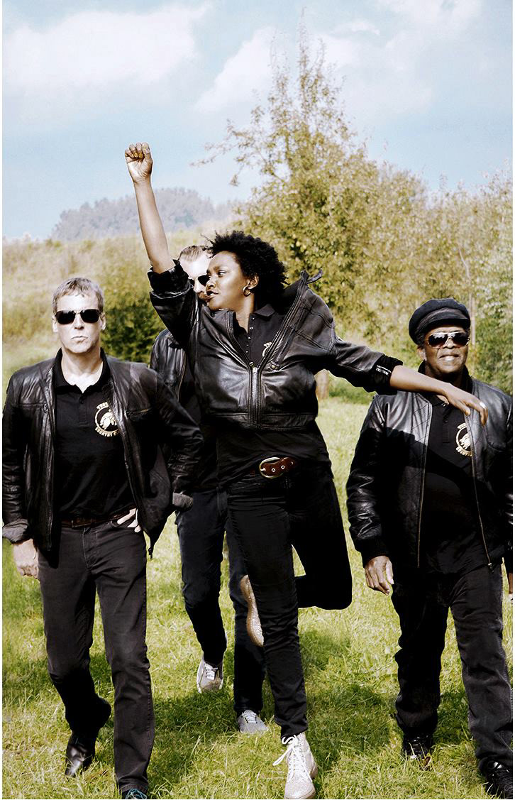 frau springt mit energie hoch. empowerment. bandfotografie hamburg